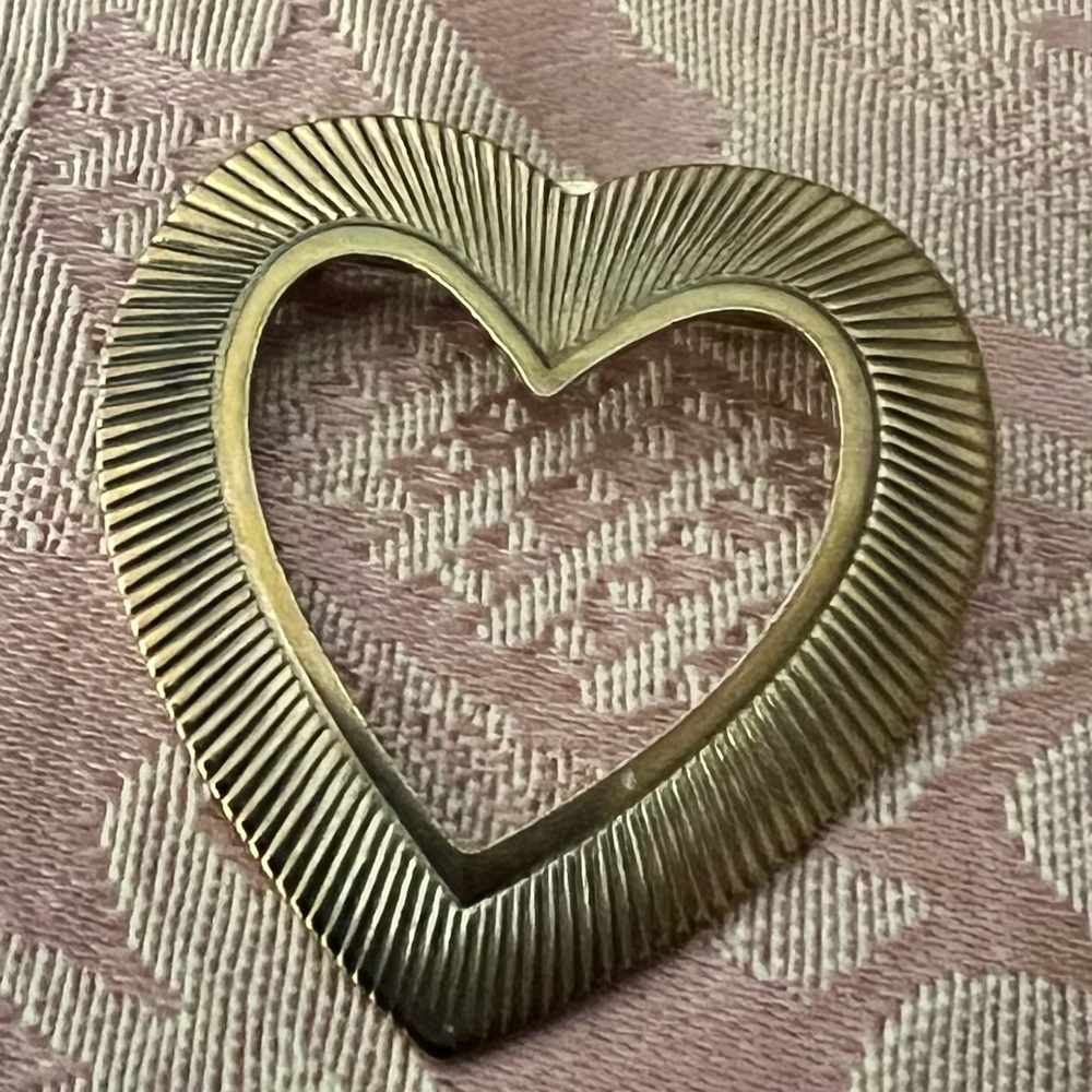 Vintage Brass Color Heart-Shaped Brooch Pin - Picture 3 of 7